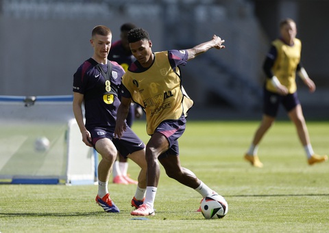 Những 'tuyệt chiêu' giúp tuyển Anh sung sức tại Euro 2024- Ảnh 3. Ollie Watkins (áo vàng) đóng giả tiền đạo của Serbia để giúp đồng đội luyện tập phòng ngự - Ảnh: REUTERS