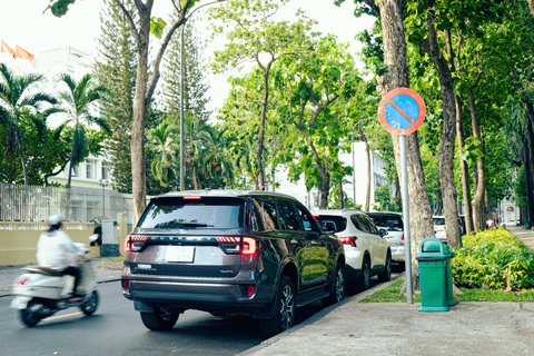 Giải quyết nạn ô tô đậu vô tội vạ- Ảnh 4. Ô tô đậu kín đường Alexandre de Rhodes, quận 1, TP.HCM dù là đường cấm đậu xe (ảnh chụp chiều 18-6) - Ảnh: THANH HIỆP