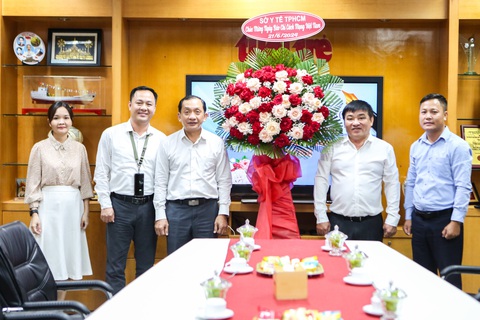Bí thư Trung ương Đoàn thăm, chúc mừng báo Tuổi Trẻ- Ảnh 7. Đại diện Sở Y tế TP.HCM đến thăm, tặng hoa chúc mừng báo Tuổi Trẻ - Ảnh: PHƯƠNG QUYÊN