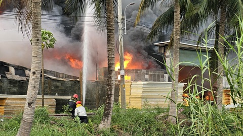 Cháy xưởng mút xốp ở huyện Bình Chánh, nhiều tài sản bị thiêu rụi- Ảnh 3. Máy bơm công suất lớn được huy động để hút nước trực tiếp từ kênh gần đó - Ảnh: A.X.