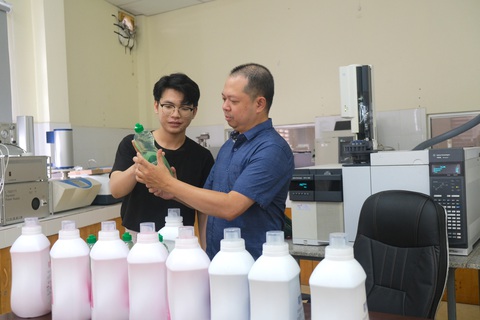 Sinh viên Ngô Trần Bảo Việt (khoa kỹ thuật hoá học) giới thiệu với PGS.TS Nguyễn Đình Quân những mẫu mã của sản phẩm - Ảnh: NGỌC PHƯỢNG Sinh viên Ngô Trần Bảo Việt (khoa kỹ thuật hoá học) giới thiệu với PGS.TS Nguyễn Đình Quân những mẫu mã của sản phẩm - Ảnh: NGỌC PHƯỢNG