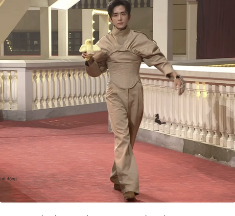 Với outfit lựa chọn xuất hiện lần này của Trương Tân Thành đã không thể tôn lên hết vẻ điển trai của anh chàng. Bên cạnh đó, với việc mix thắt lưng to, tay cầm phụ kiện trông nam diễn viên Lấy danh nghĩa người nhà khiến đầu của anh chàng trông to, cứ như một người ngoài hành tinh. Với outfit lựa chọn xuất hiện lần này của Trương Tân Thành đã không thể tôn lên hết vẻ điển trai của anh chàng. Nam diễn viên Lấy danh nghĩa người nhà như bị bộ đồ... nuốt chửng.