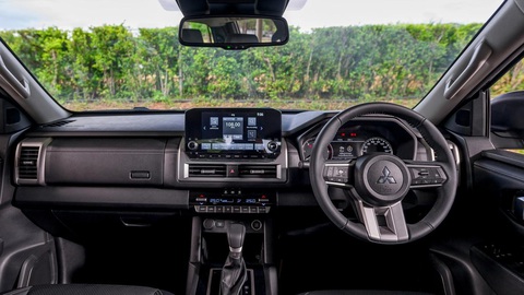 Nissan vẫn chưa muốn ra mắt Navara, khẳng định cần hoàn thiện hơn nữa- Ảnh 3. Nội thất Navara mới hứa hẹn không khác nhiều Mitsubishi Triton (ảnh) do hai xe chung phần lớn phần cứng - Ảnh: headlightmag