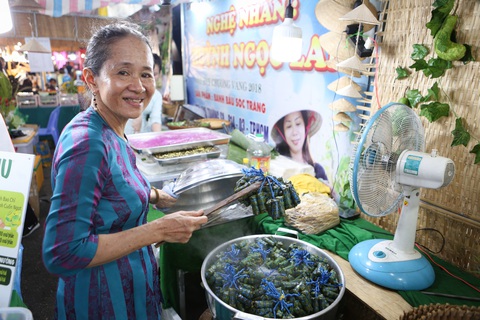 Ẩm thực TP.HCM xứng đáng Top 1- Ảnh 1. Ẩm thực Sóc Trăng được mang đến Không gian ẩm thực sông nước trên đường Lê Lợi, quận 1. Sự kiện nằm trong khuôn khổ Lễ hội sông nước TP.HCM năm 2024 - Ảnh: PHƯƠNG QUYÊN