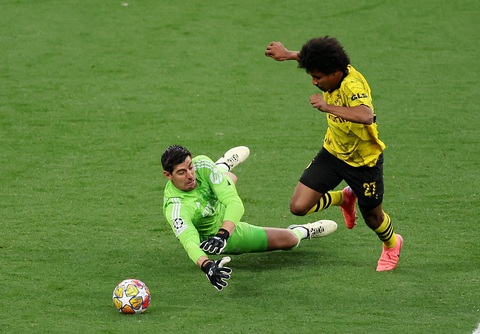 Real Dortmund_1 Dortmund nhập cuộc ấn tượng và sở hữu cơ hội đầu tiên ở phút 21. Karim Adeyemi phá bẫy việt vị và sau đó đi bóng qua cả thủ môn Thibaut Courtois nhưng lại đẩy bóng quá xa và không thể ghi bàn
