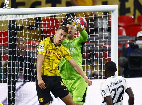 Xem lại những khoảnh khắc đáng nhớ ở chung kết Champions League 2023-2024- Ảnh 6. Courtois chứng tỏ đẳng cấp khi bắt chính trận đầu tiên ở Champions League. Anh khiến các chân sút của Dortmund nản lòng
