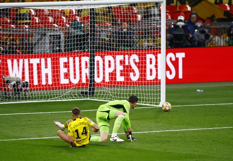 Real Dortmund_3 Không lâu sau đó, Niclas Füllkrug có cơ hội đối mặt với Thibaut Courtois. Ngôi sao Dortmund rướn người chạm bóng và khiến khung thành Real Madrid rung chuyển