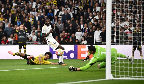 Real Dortmund_2, Nỗ lực dứt điểm của Karim Adeyemi ở phút 28. Bóng đi căng nhưng chưa đủ khó để đánh bại Thibaut Courtois. Thủ thành người Bỉ có màn trở lại cực kỳ xuất sắc khiến tất cả phải thán phục