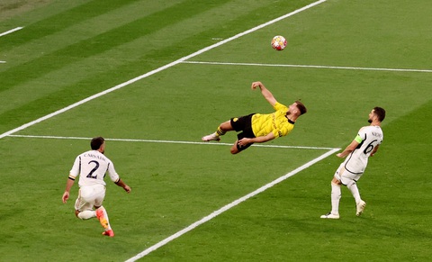 Real Dortmund_2 Đây là khoảnh khắc Thibaut Courtois đẩy bóng ra sau cú sút của Karim Adeyemi. Bóng bật ra đến vị trí của Niclas Füllkrug nhưng anh lại lỡ đà và không thể tung ra cú dứt điểm hoàn hảo