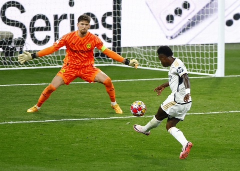 Real Dortmund_7 Vinicius tung cú sút ghi bàn nâng tỉ số lên 2-0 cho Real Madrid, đóng đinh chiến thắng cho đội bóng Hoàng gia Tây Ban Nha