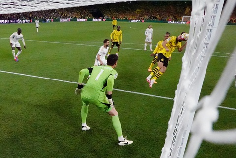 Real Dortmund_8 Niclas Füllkrug đánh đầu cự ly gần tung lưới Real Madrid nhưng bàn thắng không được công nhận vì lỗi việt vị