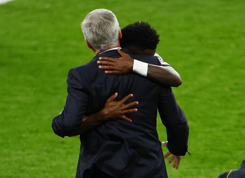 Carlo Ancelotti - thành công vì đi 'ngược chiều'- Ảnh 7. Vinicius ôm chầm lấy HLV Ancelotti khi bị thay ra ở chung kết Champions League. HLV Ancelotti đã đưa Vinicius lên hàng tinh hoa của bóng đá thế giới - Ảnh: REUTERS