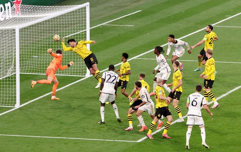 Real Dortmund_6 Phóng viên ảnh của Reuters ghi lại khoảnh khắc quả bóng bay vào lưới trong sự bất lực của thủ môn Gregor Kobel và trung vệ Mats Hummels