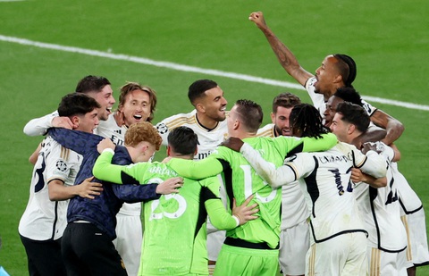 Xem lại những khoảnh khắc đáng nhớ ở chung kết Champions League 2023-2024- Ảnh 14. Sự vỡ òa của các cầu thủ Real Madrid sau khi tiếng còi kết thúc trận đấu vang lên. Real Madrid giành danh hiệu thứ 15 tại đấu trường Champions League