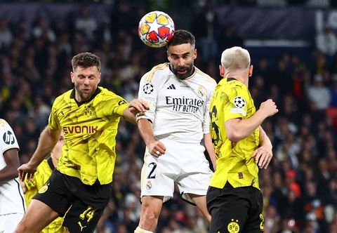 Real Dortmund_5 Trung vệ Dani Carvajal bật cao đánh đầu ghi bàn sau quả đá phạt góc như đặt của Toni Kroos. Real Madrid đã khai thác thành công khả năng chống bóng bổng khá tệ của Dortmund để có bàn mở tỉ số