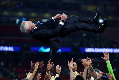 Carlo Ancelotti - thành công vì đi 'ngược chiều'- Ảnh 3. HLV Carlo Ancelotti được các cầu thủ tôn vinh sau trận chung kết Champion League - Ảnh: REUTERS