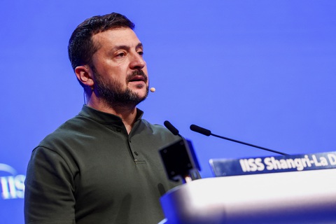 Tổng thống Ukraine Volodymyr Zelensky phát biểu tại Đối thoại Shangri-La sáng 2-6 - Ảnh: REUTERS Tổng thống Ukraine Volodymyr Zelensky phát biểu tại Đối thoại Shangri-La sáng 2-6 - Ảnh: REUTERS