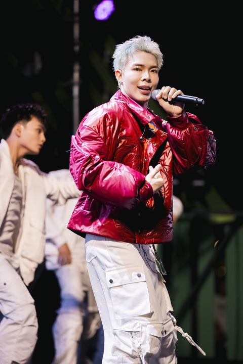 Erik mang 'Bắp luộc đê' khuấy động lễ hội mùa hè- Ảnh 7. Erik nhiệt tình tung hứng cùng khán giả