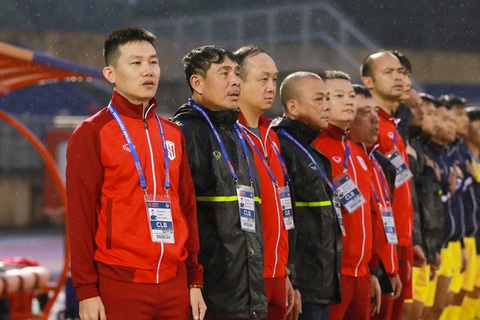 HLV Đinh Văn Dũng (thứ 2 từ trái sang) trong ban huấn luyện Sông Lam Nghệ An ở V-League 2023 - 2024 - Ảnh: SLNAFC Ông Đinh Văn Dũng (thứ 2 từ trái sang) trong ban huấn luyện Sông Lam Nghệ An ở V-League 2023 - 2024 - Ảnh: SLNAFC