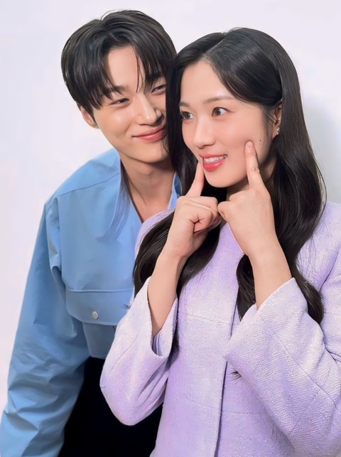 Byeon Woo Seok yêu cầu fan nữ không mặc váy cưới dự fan meeting- Ảnh 1. Byeon Woo Seok và Kim Hye Yoon được yêu mến sau thành công với 'Cõng anh mà chạy'