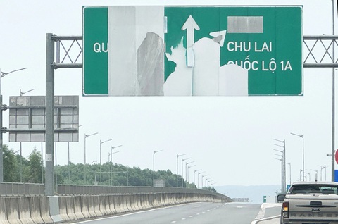 Biển báo hư hỏng do... biến đổi khí hậu, chuyên gia nói không nên đổ thừa cho bão lũ, El Nino- Ảnh 1. Biển báo trên cao tốc Đà Nẵng - Quảng Ngãi đoạn qua huyện Núi Thành, Quảng Nam bị hư hỏng, bong tróc khiến tài xế không hiểu chỉ dẫn điều gì - Ảnh: LÊ TRUNG