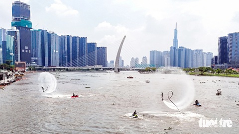 Nên tăng suất diễn nhạc kịch bên sông Sài Gòn- Ảnh 3. Trình diễn flyboarding và lướt ván trên sông Sài Gòn trong khuôn khổ Lễ hội sông nước TP.HCM 2024 - Ảnh: PHƯƠNG QUYÊN