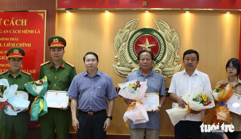 Công an Gò Vấp khen thưởng người dân hỗ trợ cô gái bắt cướp- Ảnh 1. Hai đơn vị và 3 quần chúng được UBND quận Gò Vấp trao khen thưởng - Ảnh: MINH HÒA