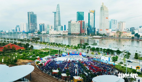 Chiến sĩ tình nguyện hè TP.HCM 2024 chính thức ra quân- Ảnh 5. Toàn cảnh lễ ra quân các chương trình, chiến dịch tình nguyện hè 2024 diễn ra tại công viên bờ sông Sài Gòn (TP Thủ Đức) - Ảnh: THANH HIỆP