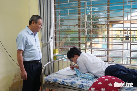 Thí sinh bị tai nạn trước ngày thi được xe cứu thương chở đến phòng thi ở Đà Nẵng- Ảnh 1. Ông Mai Tấn Linh - phó giám đốc Sở Giáo dục và Đào tạo Đà Nẵng - động viên thí sinh đặc biệt trước kỳ thì - Ảnh: ÁNH NGỌC