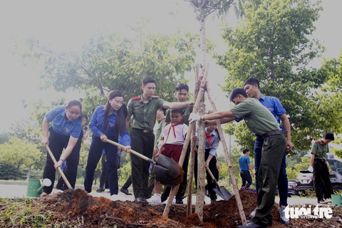 Thiếu nhi TP.HCM vui chơi, nhận quà trong ngày cao điểm vì đàn em- Ảnh 3. Trồng cây xanh tại khu đất dự án Cung thiếu nhi TP.HCM (TP Thủ Đức) - Ảnh: CÔNG TRIỆU