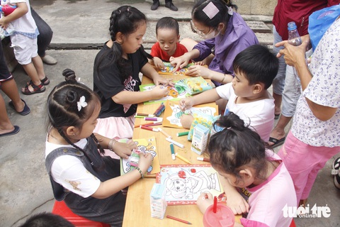 Thiếu nhi TP.HCM vui chơi, nhận quà trong ngày cao điểm vì đàn em- Ảnh 7. Trẻ em phường An Phú vui chơi tại ngày hội Vì đàn em thân yêu - Ảnh: CÔNG TRIỆU