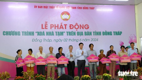 Đồng Tháp đồng loạt khởi công 167 căn nhà đại đoàn kết- Ảnh 1. Lãnh đạo Tỉnh ủy, Ủy ban MTTQ Việt Nam tỉnh Đồng Tháp trao kinh phí xây nhà đại đoàn kết cho các hộ dân xã Long Khánh A, huyện Hồng Ngự - Ảnh: ĐẶNG TUYẾT