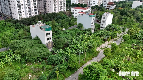 Ngã ngửa vì cọc tiền mua đất liền kề lòi ra đất biệt thự- Ảnh 2. Sau khi nộp tiền cọc mua đất liền kề, nhiều hộ dân đã xây dựng nhà cửa - Ảnh: DANH KHANG