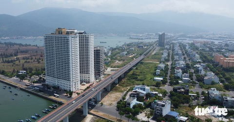 Dự án Hòa Bình xây sai phép từ năm 2019 đến nay vẫn chưa xử xong- Ảnh 1. Dự án khu phức hợp Hòa Bình Green nằm bên cầu Thuận Phước (Đà Nẵng) - Ảnh: ĐOÀN CƯỜNG