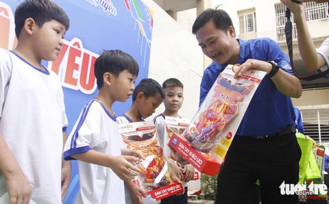 Thiếu nhi TP.HCM vui chơi, nhận quà trong ngày cao điểm vì đàn em- Ảnh 6. Trưởng Ban Văn hóa - Xã hội HĐND TP.HCM Cao Thanh Bình trao quà cho thiếu nhi phường An Phú - Ảnh: CÔNG TRIỆU