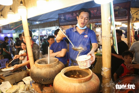 Không gian ẩm thực bán gần 3.000 bánh xèo, người dân TP.HCM xếp hàng chờ thưởng thức- Ảnh 7. Anh Thiện (chủ quầy bún mắm) không ngơi tay với nồi nước lèo - Ảnh: PHƯƠNG QUYÊN