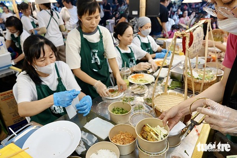 Không gian ẩm thực bán gần 3.000 bánh xèo, người dân TP.HCM xếp hàng chờ thưởng thức- Ảnh 13. Món phở cuốn Hà Nội được các đầu bếp làm liên tục không nghỉ - Ảnh: T.T.D.