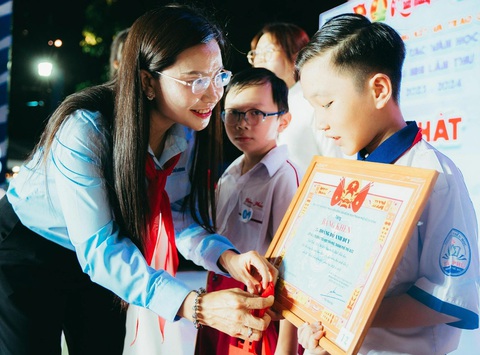 Hơn 5.600 bài thi sáng tác văn học thiếu nhi 'Tình bạn diệu kỳ'- Ảnh 2. Bí thư Trung ương Đoàn Nguyễn Phạm Duy Trang trao thưởng cho các tác giả nhí đoạt giải cuộc thi sáng tác văn học thiếu nhi - Ảnh: THANH HIỆP