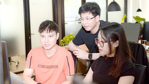 Những ngả đường du học trở về - Kỳ 6: Một cách 'trở về'- Ảnh 4. Trần Việt Hùng với các kỹ sư trẻ tại chi nhánh Got It tại Hà Nội - Ảnh: NAM TRẦN