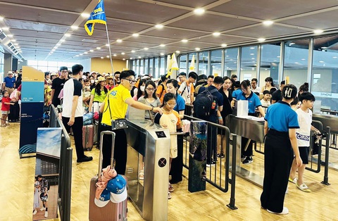 Du khách đổ xô đi cáp treo Cát Bà sau khi giá vé 'chạm đáy'- Ảnh 1. Ngày 2-6, lượng khách đi cáp treo Cát Bà, TP Hải Phòng lập kỷ lục mới với hơn 5.300 lượt khách, sau khi tuyến này giảm giá chỉ còn 50.000 đồng/người/lượt và miễn phí đối với trẻ cao dưới 1m - Ảnh: T.THẮNG