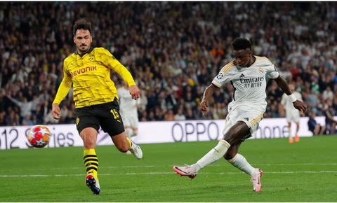 Real Madrid xuất sắc với màn biểu diễn thăng bằng trên dây ở Champions League- Ảnh 1. Vinícius Júnior (áo trắng) ghi bàn thắng thứ hai cho Real Madrid dưới sự chứng kiến của Mats Hummels - Ảnh: The Observer