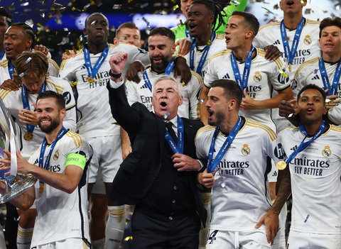 HLV Ancelotti: 'Chức vô địch này khó khăn hơn tôi nghĩ'- Ảnh 1. HLV Ancelotti ăn mừng chức vô địch Champions League thứ 15 của Real Madrid - Ảnh: REUTERS