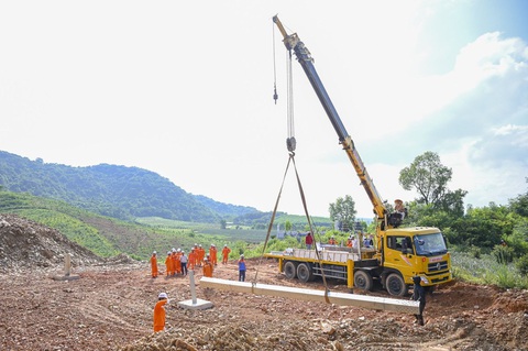 Chủ tịch EVN đến công trường động viên đội xung kích EVNHCMC hỗ trợ thi công đường dây 500kV- Ảnh 4. Vị trí thi công có địa hình dốc cao, khó khăn - Ảnh: EVNHCMC