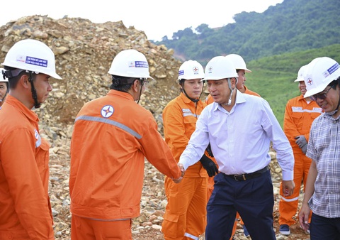 Chủ tịch EVN đến công trường động viên đội xung kích EVNHCMC hỗ trợ thi công đường dây 500kV- Ảnh 1. Chủ tịch HĐTV EVN Đặng Hoàng An và đoàn công tác thăm hỏi động viên công nhân trong đội xung kích EVNHCMC tham gia hỗ trợ thi công dự án đường dây 500kV mạch 3 Quảng Trạch - Phố Nối - Ảnh: EVNHCMC