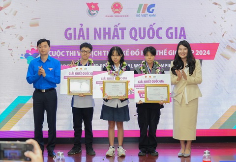 3 nhà vô địch Việt Nam sẽ tranh tài thiết kế đồ họa thế giới ở Mỹ- Ảnh 1. Trao giải nhất cuộc thi cho ba thí sinh chiến thắng Cuộc thi vô địch thiết kế đồ họa thế giới ACP sẽ đại diện cho Việt Nam tranh tài tại vòng chung kết thế giới - Ảnh: BTC