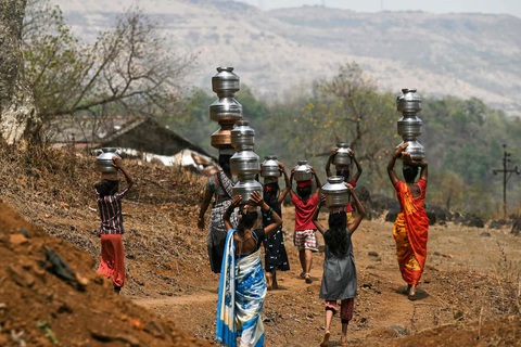 Những người dân làng ở huyện Shahapur, bang Maharashtra đang đi lấy nước trong những ngày nắng nóng kỷ lục, có nơi hơn 50 độ C, vẫn đang tiếp diễn ở bang này và nhiều bang khác của Ấn Độ. (AFP) Những người dân làng ở huyện Shahapur, bang Maharashtra đang đi lấy nước trong những ngày nắng nóng kỷ lục, có nơi hơn 50 độ C, vẫn đang tiếp diễn ở bang này và nhiều bang khác của Ấn Độ. (AFP)