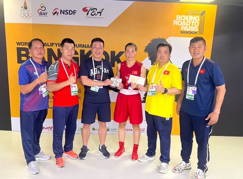 Hà Thị Linh giúp boxing Việt Nam có suất thứ hai dự Olympic Paris 2024- Ảnh 3. Hà Thị Linh (áo đỏ) nhận thưởng nóng từ Liên đoàn Quyền anh Việt Nam - Ảnh: TTVN