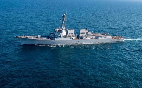 Bị Houthi tấn công chiến hạm, Mỹ tung đòn tự vệ- Ảnh 1. Tàu khu trục USS Gravely của hải quân Mỹ tuần tra ở Biển Đỏ - Ảnh: HẢI QUÂN MỸ