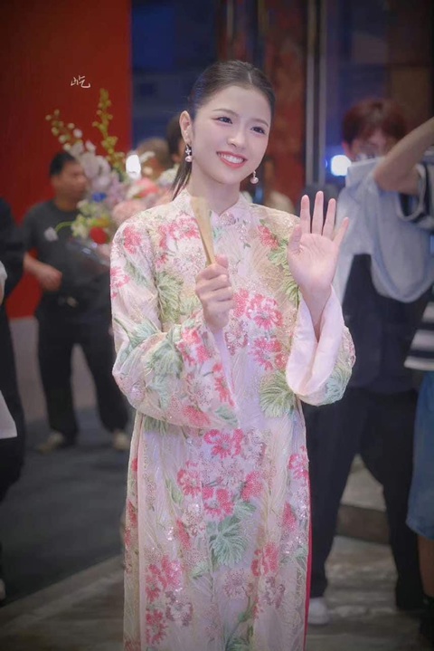 Suni Hạ Linh hướng dẫn dàn chị đẹp hát dân ca Bắc Bộ- Ảnh 3. Suni Hạ Linh hướng dẫn dàn chị đẹp hát dân ca Bắc Bộ- Ảnh 3.