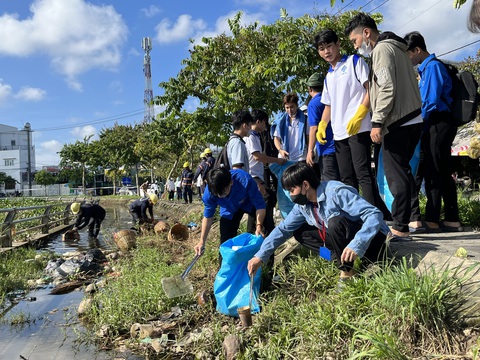Cần Thơ ra quân Chiến dịch thanh niên tình nguyện hè- Ảnh 2. Vệ sinh môi trường là một trong những hoạt động chủ yếu của chiến dịch năm nay - Ảnh: LAN NGỌC